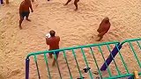 四位大爷海滩上玩头顶球，像海豹一样默契