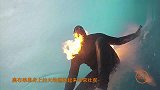 好莱坞特技指导和“玩命”男子，点燃身上汽油玩冲浪