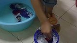 萌娃第一次洗衣服不知道怎么放洗衣粉