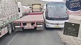 大客车逆行，这一幕让我开眼了，这才是真正的板车老司机