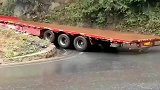 半挂车的超长车身，怎么过急弯广西老司机上演神秀！