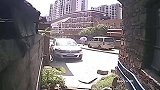 面包车窗户突然爆炸，随即一瓶子冲破玻璃险些打中一旁女子！
