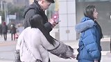 美女看上身后的小哥哥，却不好意思开口，多亏闺蜜帮助成全了爱情
