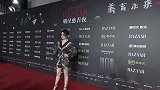 慈善夜：张靓颖妆容酷炫，黑裙超级霸气！