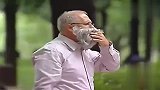 大叔胡子都这样了还吸烟啊，难怪会冒烟？真搞笑