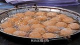 大妈卖油炸柿子饼 ，3元1个，小店天天爆满，食客：好吃又便宜