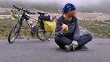 骑行翻越折多山，在海拔多米的山顶，遭遇大雨加冰雹