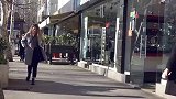 道具蛇恶作剧，用道具蛇在街上吓路人，真是太刺激了