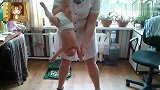 妈妈给宝宝做锻炼，抓小胳膊小腿一顿甩，要是在咱这绝对会被骂死