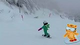 四岁娃拎瓶单板滑雪，太帅气了！去年三月份的时候滑了三次