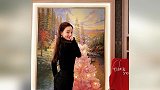 李小璐圣诞树前凹造型，回眸一笑满满少女感