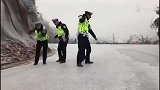 一段交警“滑冰”视频流出 无防滑装备+恶劣工作环境惹争议