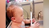 爸爸回家发现2岁宝宝一个人在洗澡，接下来的场景，看完不许笑