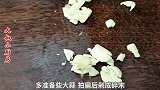 丝瓜怎么炒才不发黑,大厨教你一招,丝瓜翠绿不变色,好吃又营养