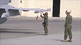 地勤指挥员拍下脚、敬个礼、指挥战斗机起飞！