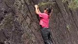 农村大姐高山攀岩，徒手拽杂草爬，不愧是生长在悬崖边上的人！