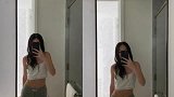 李咏女儿晒腹部纹身自拍,性感吊带蕾丝出镜秀细腰