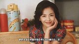 刘涛身穿大面积印花连衣裙搭配卷发造型，复古摩登