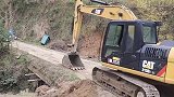 为什么履带式挖掘机可以轻松穿越泥泞的道路？