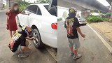 男子大热天路边帮爆胎女司机换胎 没获一句感谢反被呛：神经病