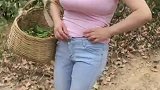 上山采蘑菇累了一天，一会还要回去洗衣服做饭
