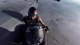 美女骑在翼装飞行身上，体验一把自驾飞行。网友飞一般的感觉！