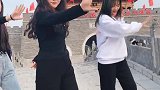 穿白色衣服的小姐姐笑的好甜，跳舞好迷人