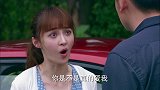 女友见小伙车上坐着美女，生气质问他，这下小伙跳进黄河洗不清了