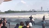 敢看钱塘江大潮的都是真勇士，我就想问红外套小伙，你还健在吗？