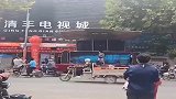 搞笑配音，都是通讯员，凭啥它带天线呐