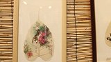 重庆网红达人失去双臂练就绝活，用口作画用脚上网很神奇
