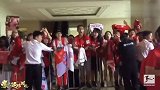 ICC国际冠军杯-17年-妹子你要火啊！索要拜仁球星签名 女球迷吼成了表情包-专题