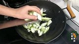 炒丝瓜为什么不能加水大厨手把手教你做，这样炒出来才好吃