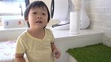 11月大宝宝挑战下楼梯，有点怕怕呢，小娃会如何应对呢