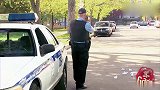 国外爆笑街头恶搞，超速的司机狡辩把警察惹哭，无奈收罚单