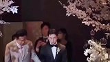婚礼现场双方爸爸携手上台，还以为黑衣服是新郎