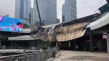 深圳中心区一商户装修遇大风 3层楼高挡板被吹倒