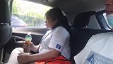 第一次来北京和女粉丝见面，她一上车就把腿抬的好高，我生气了！
