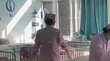 产科护士给新生儿洗澡，像是从被窝里拔萝卜一样