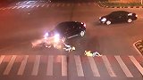 惨烈瞬间！广东18岁少年酒后骑摩托 载2人闯红灯当场被撞飞