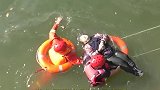 87岁老人河边不慎落水，冷静抱臂漂浮自救救援 冷静