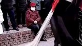 生活不易，街边艺人高跷表演