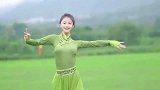 蒙古美女在草原上翩翩起舞，这舞姿这气质，不当明星可惜了