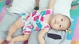 二胎生了个妹妹，三胞胎哥哥放暑假是这样的画面，看完千万别笑！