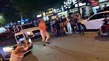 浙江宁波：打赌输了当街“裸奔” 男子扰乱公共秩序被行拘