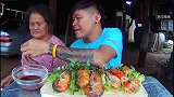 泰国男子制作烤虾吃，这么大个，肉才一点点