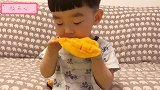 小宝宝一听说爸爸等会要回来，吃芒果吃的更快了，好搞笑！
