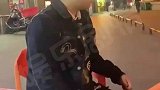 男子在路边看别人跳舞，结果回家后妻子让他看个够