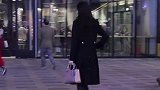 三里屯街拍，夜幕下寒冷的北京街头，时尚女孩会如何搭配衣服