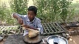 农村小屁孩：这只鸡可真肥，起锅烧油，爆炒出来感觉味道还不错